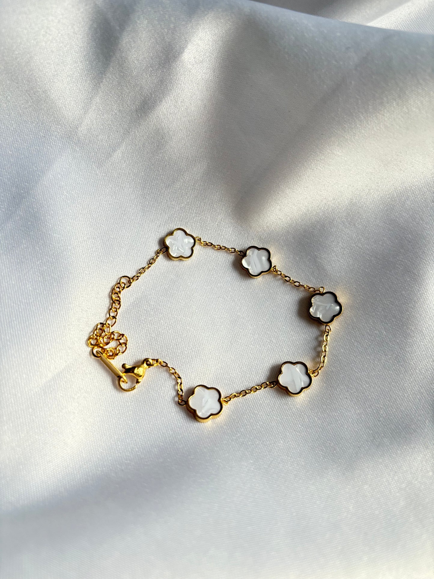 Clover bracelet (white)